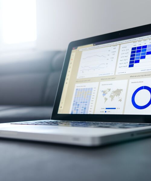 Laptop mit geöffnetem Dashboard und Diagrammen zur Datenanalyse.