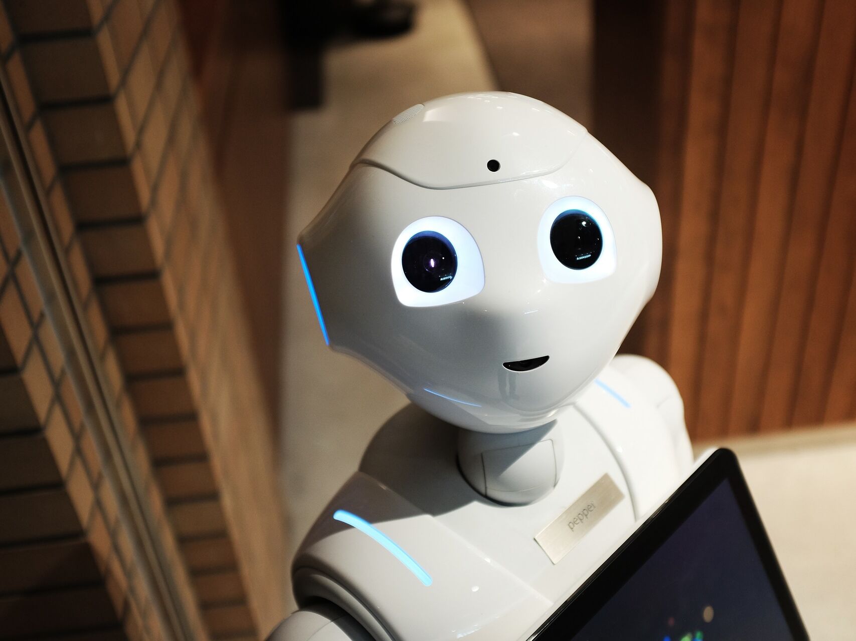 Humanoider Service-Roboter mit leuchtenden Augen.