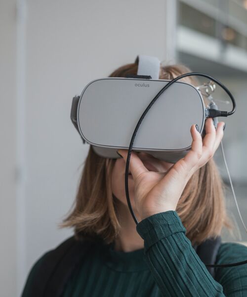 Person mit Virtual-Reality-Brille bei der Nutzung digitaler Anwendungen.