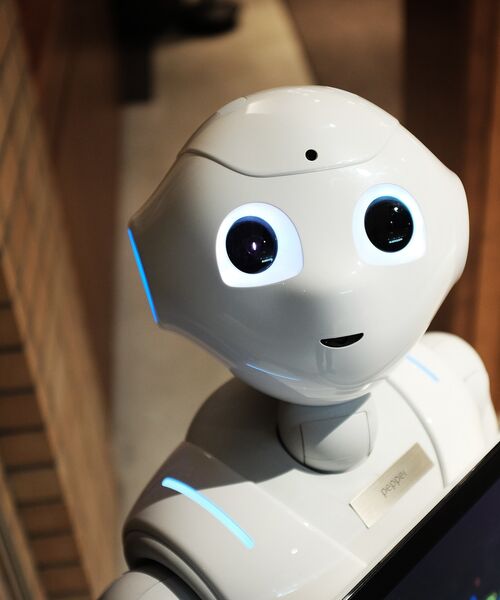 Humanoider Service-Roboter mit leuchtenden Augen.