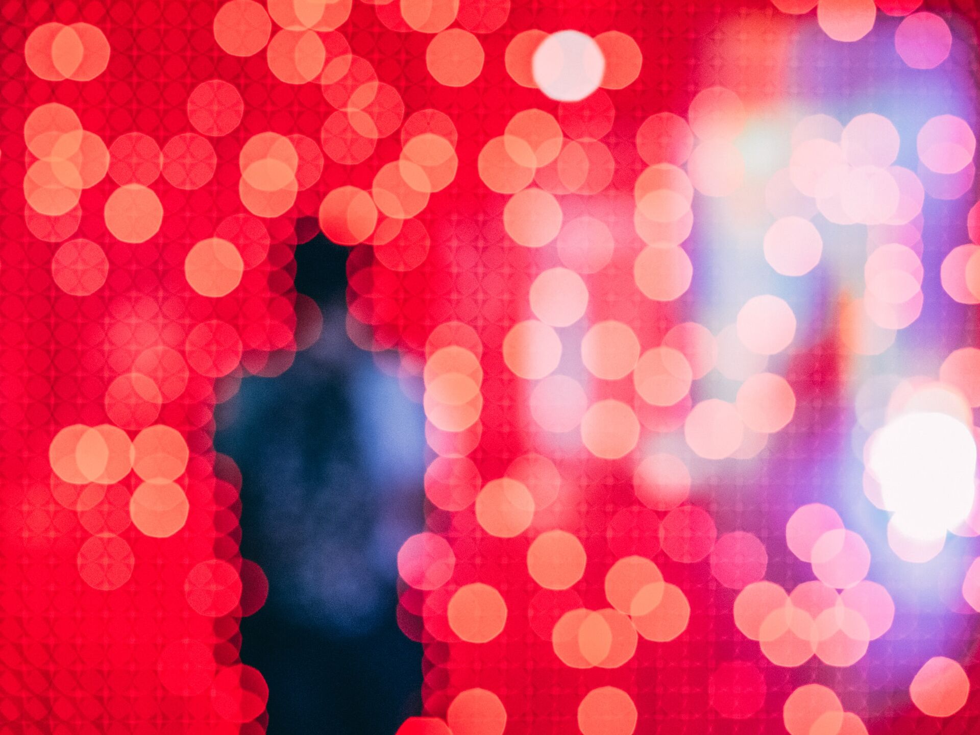 Abstraktes Bokeh-Muster mit roten und pinken Lichtern.