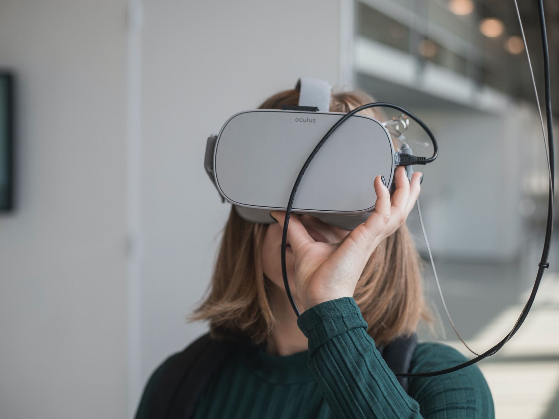 Person mit Virtual-Reality-Brille bei der Nutzung digitaler Anwendungen.