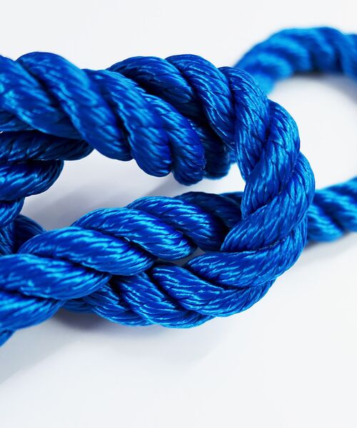 Nahaufnahme eines dicken, blau geflochtenen Seils.