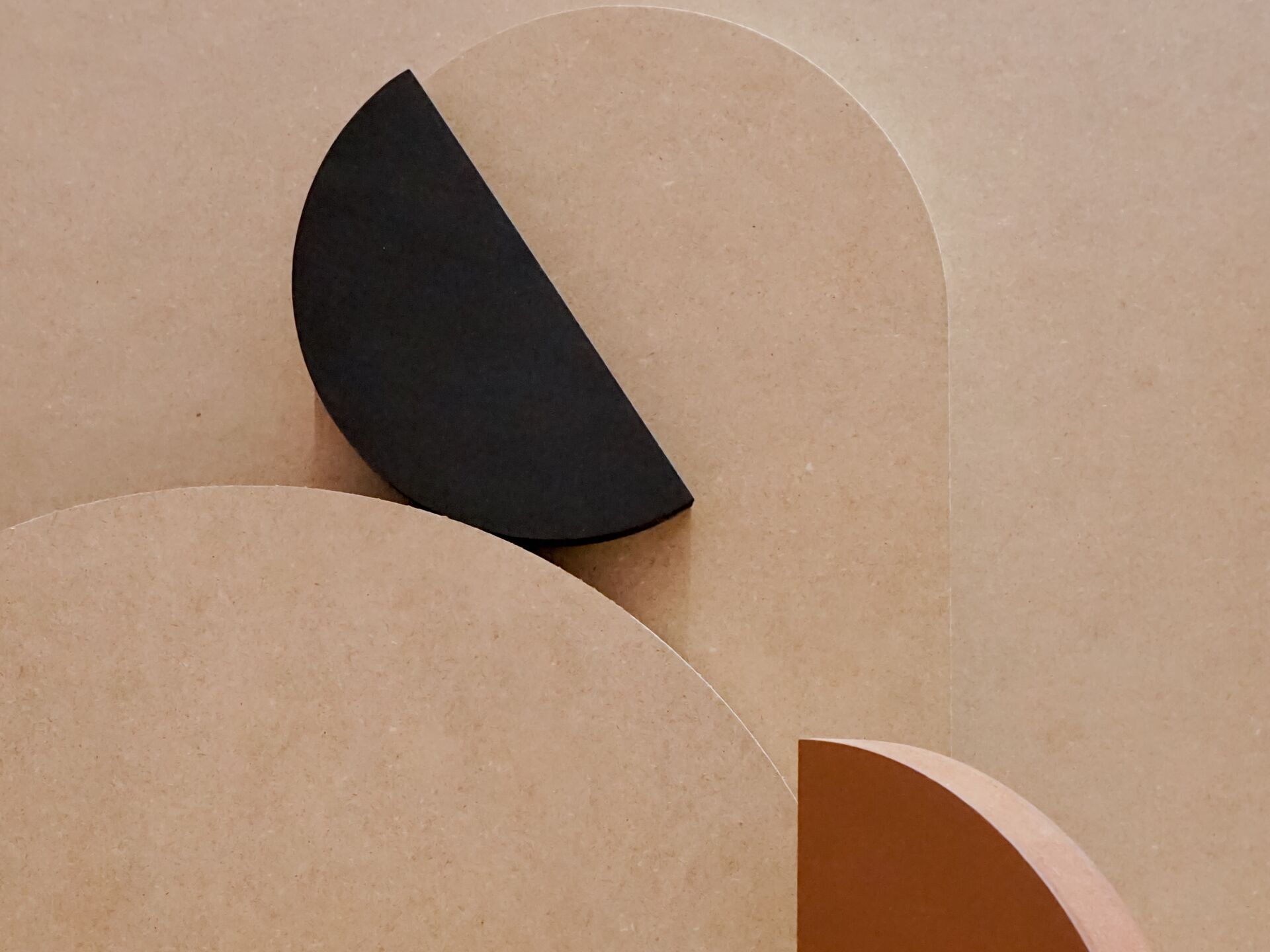 Minimalistische Anordnung geometrischer Formen in Erdtönen.