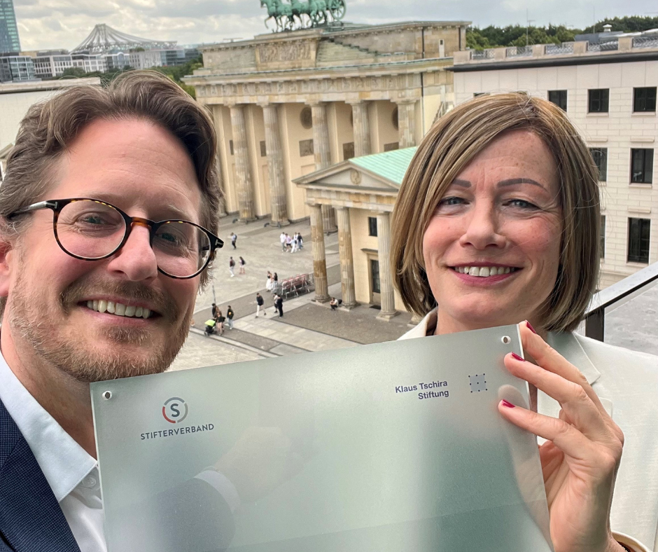Prof. Dr. Birgit Stöber und Prof. Dr. Rainer Zeichhardt nahmen die Urkunde am 07. Juli 2023 im Rahmen einer feierlichen Veranstaltung im Allianz Forum stellvertretend für das BSP-Team entgegen.